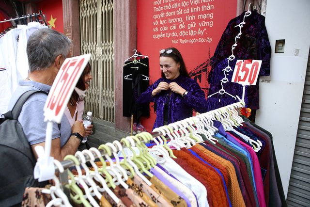 Khách Tây vui như Tết khi mua hàng giảm giá ở phố cổ Hà Nội