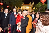 Tổng Bí thư, Chủ tịch nước Nguyễn Phú Trọng dâng hương tại chùa Trấn Quốc và chúc Tết nhân dân