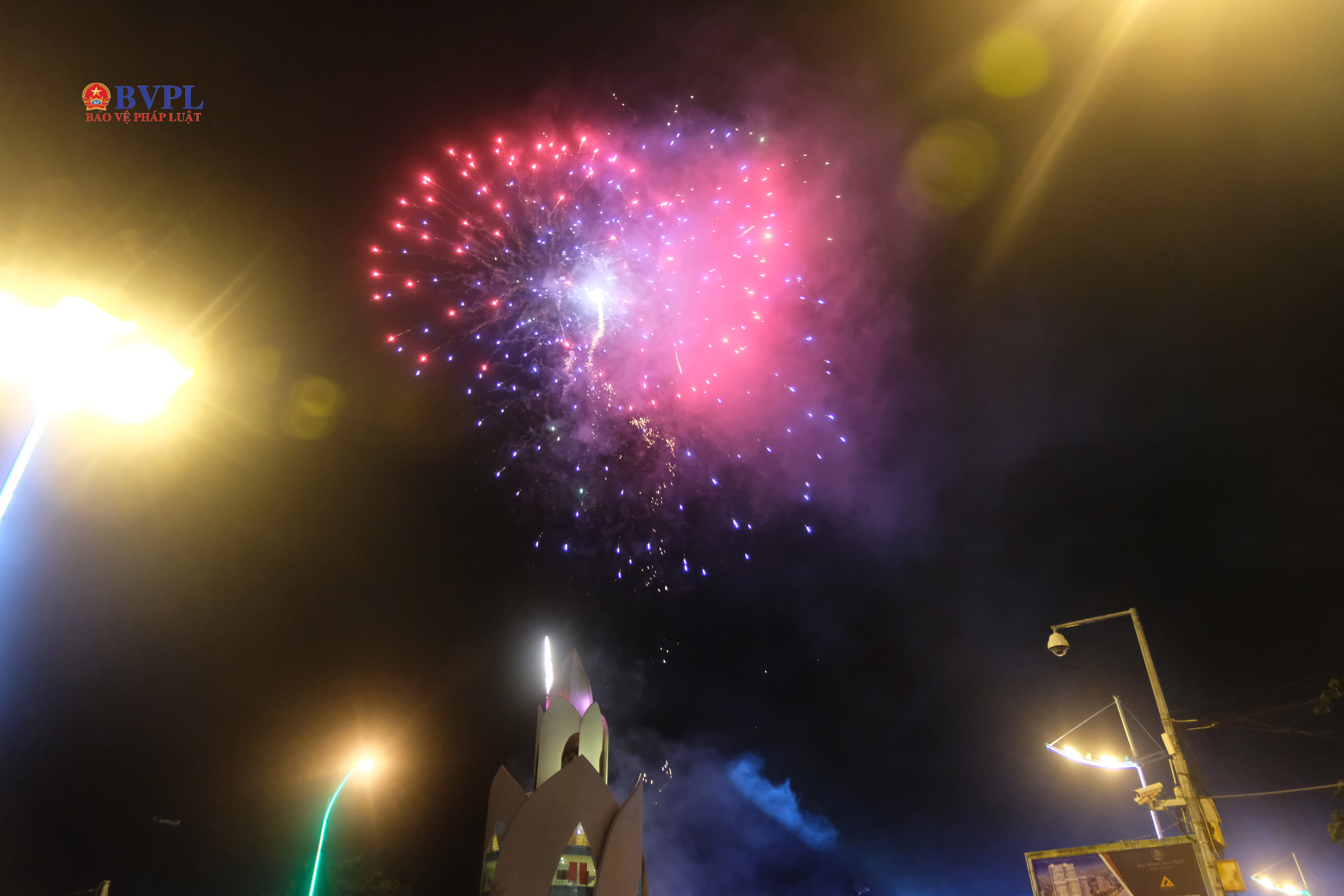 Du khách ngồi kín bãi biển Nha Trang chiêm ngưỡng màn pháo hoa đón năm mới Kỷ Hợi