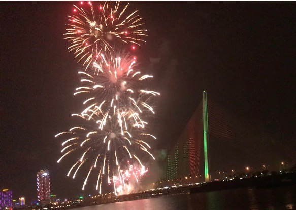 Pháo hoa rực rỡ chào đón năm Kỷ Hợi bên bờ sông Hàn