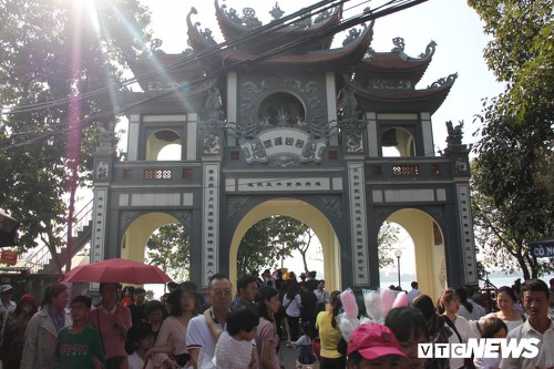 Biển người đội nắng, chen chân đến Phủ Tây Hồ làm lễ đầu năm