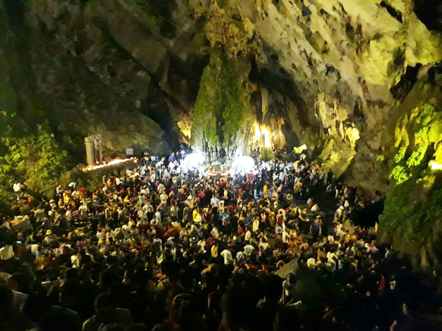 Chùa Hương khai hội trong biển du khách thập phương