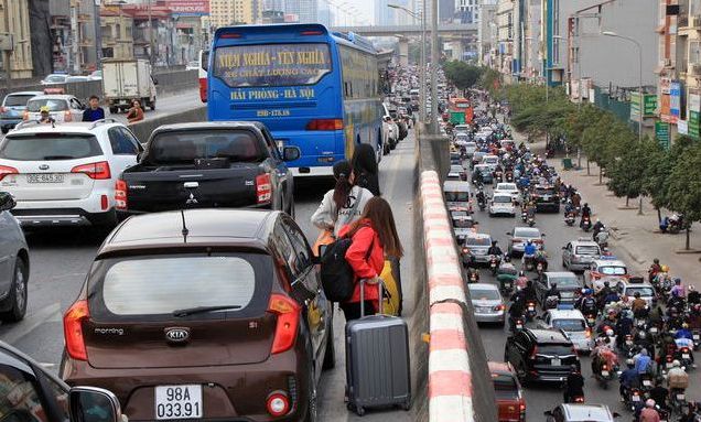 Tắc nghẹt đường về Hà Nội ngày mùng 6 Tết