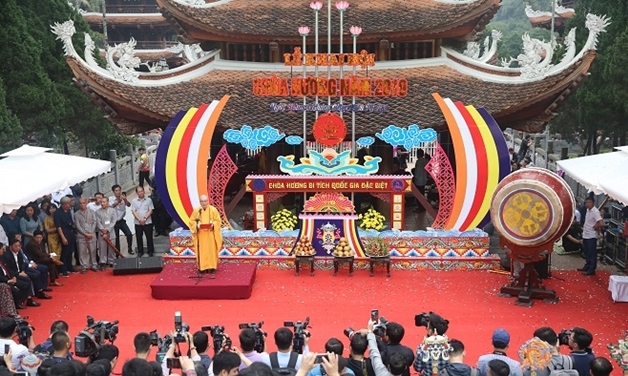 Cả vạn người dự khai hội chùa Hương