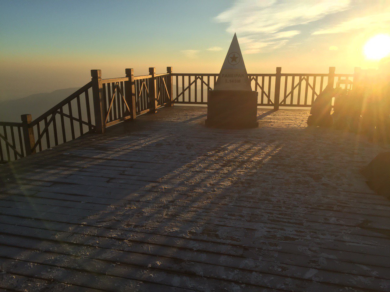 Vì sao các vận động viên, người nổi tiếng luôn mơ ước đặt chân lên nóc nhà Đông Dương