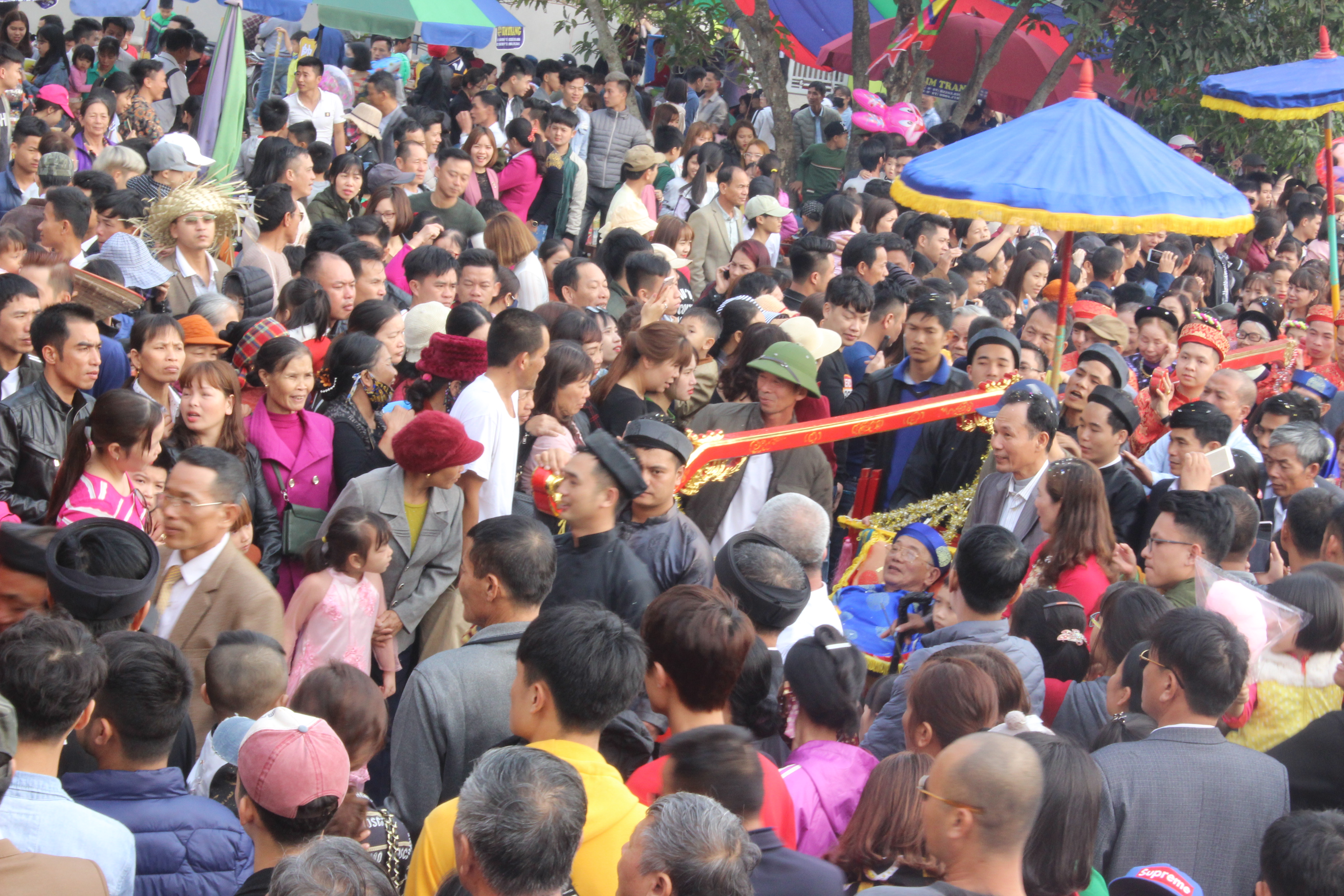 Kỳ lạ lễ hội rước người sống đến miếu ở Quảng Ninh