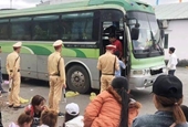 Tạm giữ xe biển số Lào chở quá số người quy định