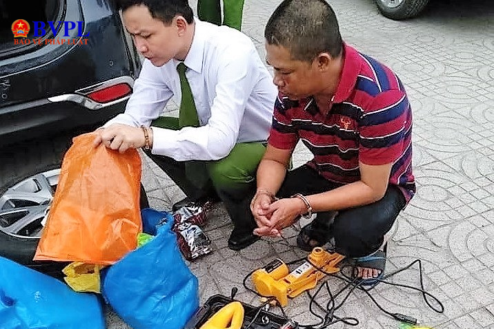 Đâm cọc tiêu trạm thu phí, một tài xế bị khởi tố