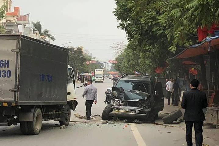 Tài xế xe Land Cruiser thoát chết khi đâm trực diện 2 xe tải