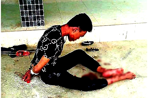 Đang điều tra vụ chồng dính đầy máu me ngồi ôm xác vợ