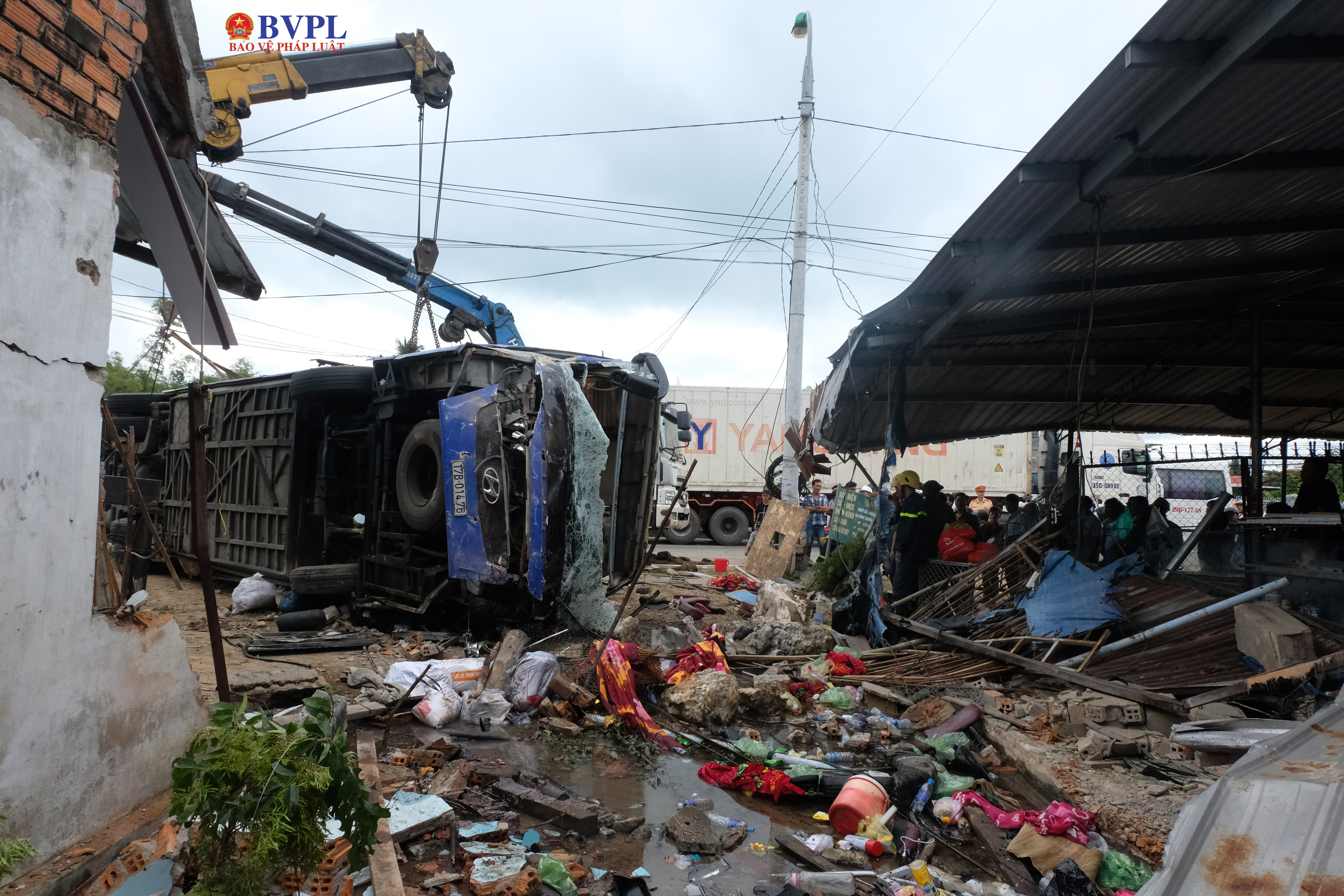 Xe khách chở 30 người nổ lốp thổi bay 3 nhà dân, tài xế bị văng khỏi ca bin