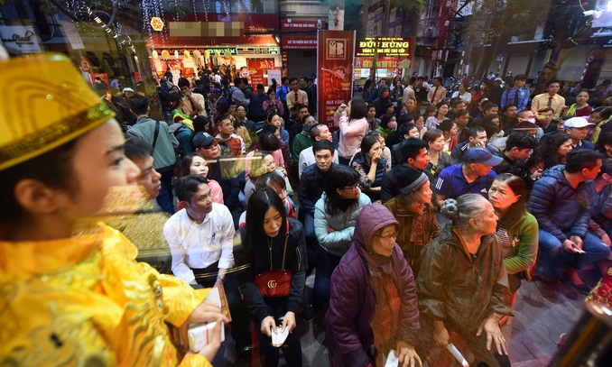 Người dân xếp hàng từ tờ mờ sáng chờ mua vàng ngày vía Thần tài