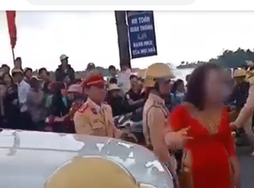 Tin thêm về vụ xe đón dâu đốt pháo, mẹ chú rể xỉ vả CSGT