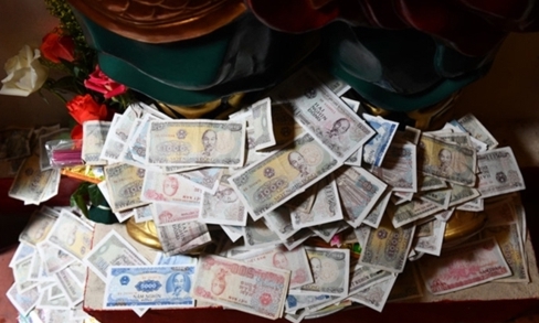 “Rải tiền lẻ khi đi lễ chùa là hành động sai lầm“