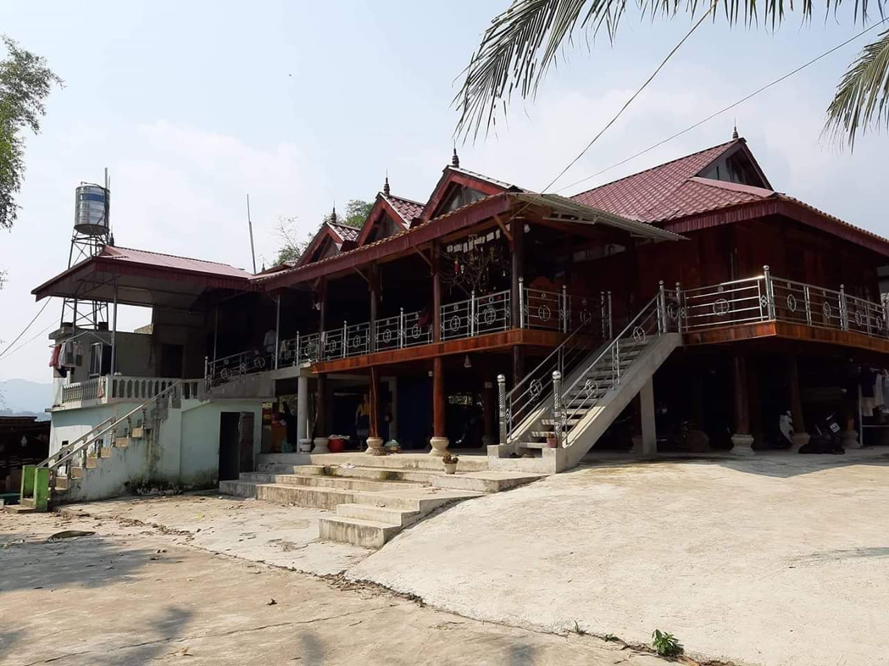 Đang ăn cơm, bố bế con 10 tháng tuổi vào nhà tắm tự sát