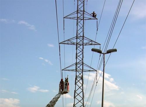 Xuyên đêm giải cứu người đàn ông trèo lên cột điện cao thế hơn 1 ngày ở Hải Phòng