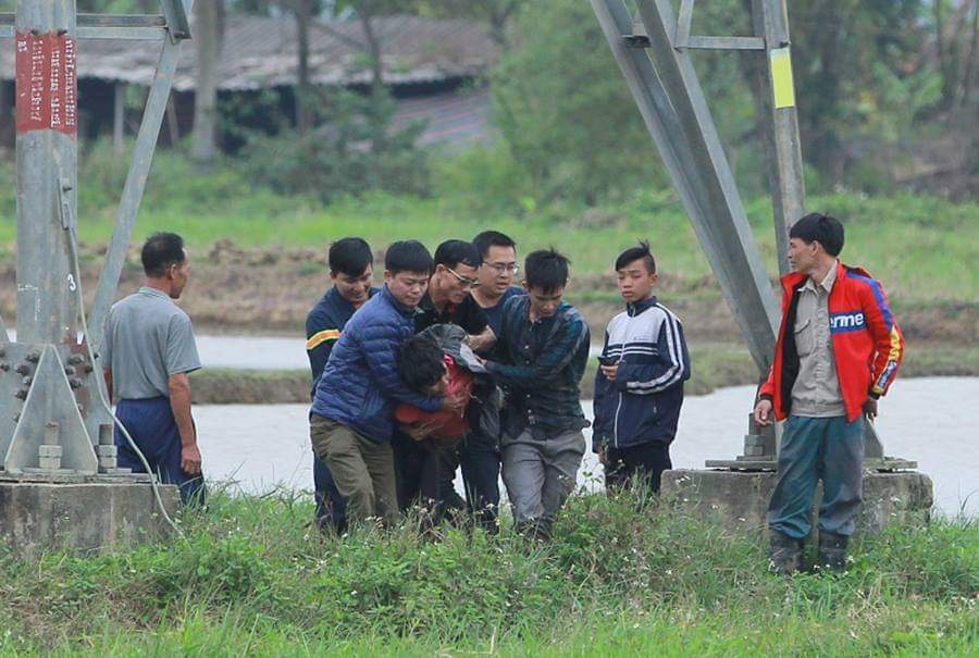 Giải cứu đối tượng ngáo đá cố thủ 2 ngày trên cột điện cao thế