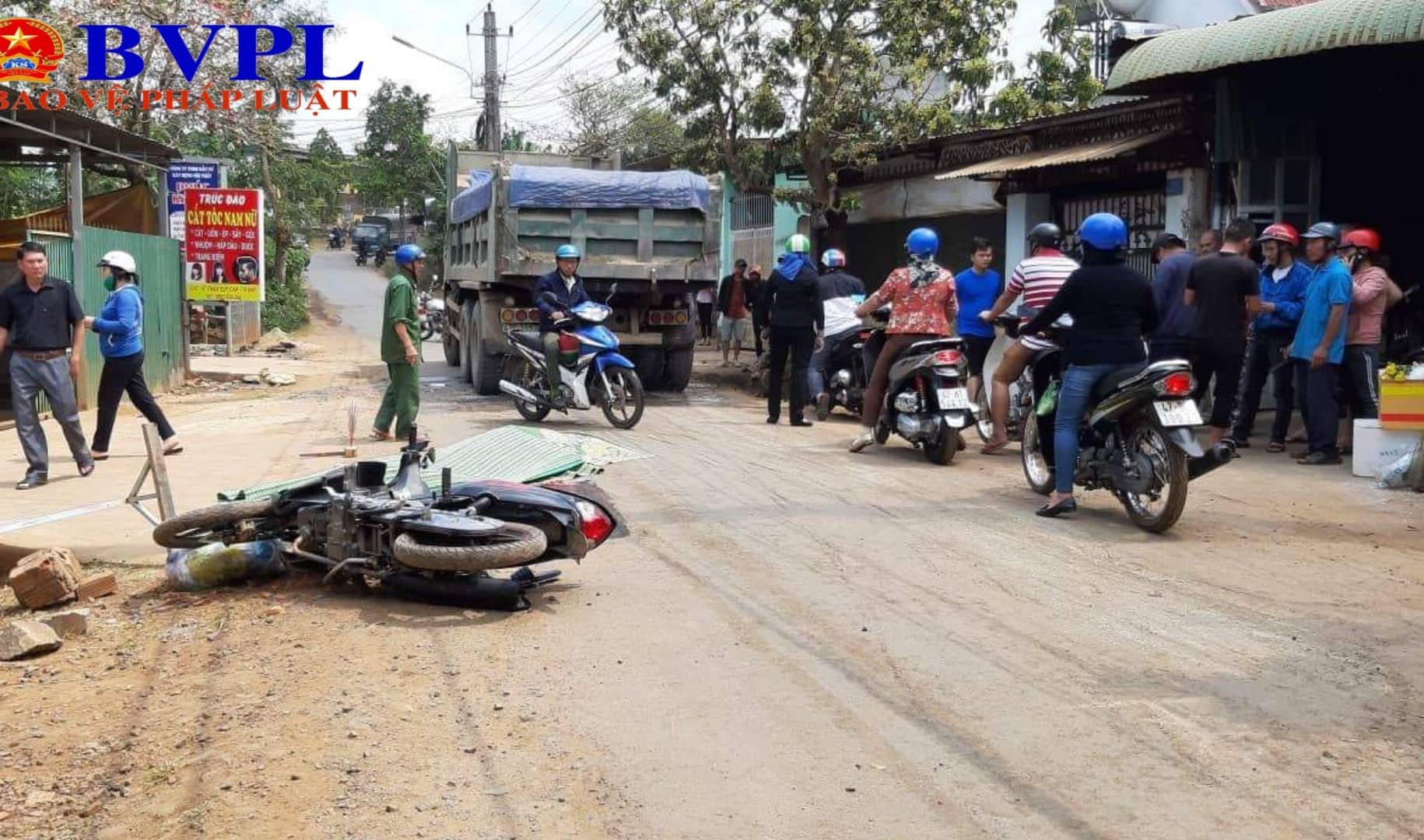 Vượt xe tải, nam thanh niên bị cán tử vong