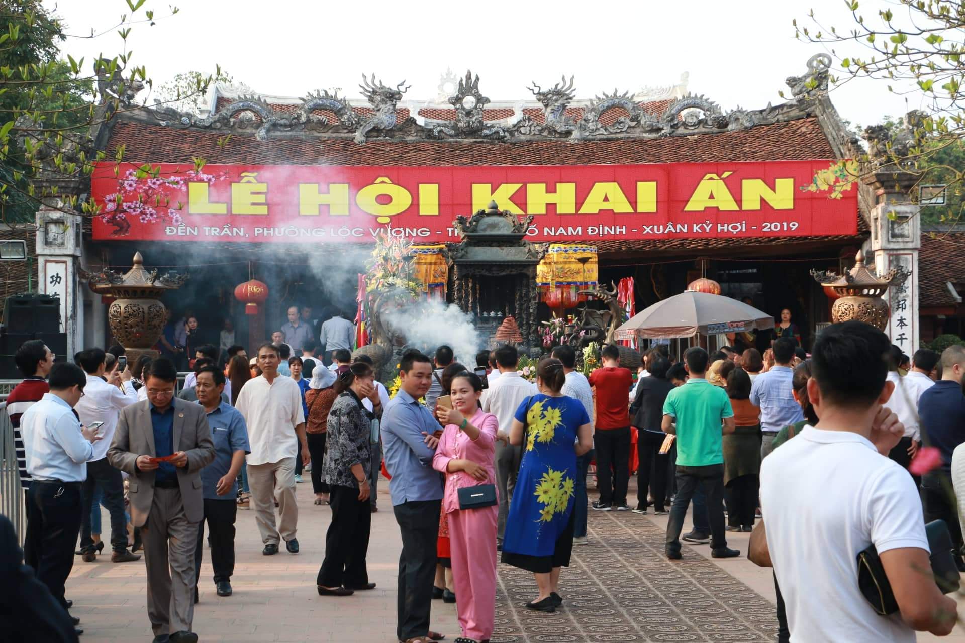 Du khách nườm nượp đổ về đền Trần, hơn 2 000 người đảm bảo an ninh, trật tự