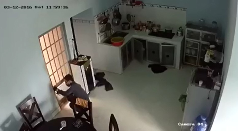 Truy xét hai vụ cạy cửa trộm tài sản táo tợn giữa ban ngày ở TP Hồ Chí Minh