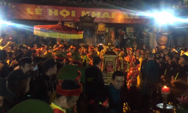 Đền Trần người đông như nêm trong đêm khai ấn