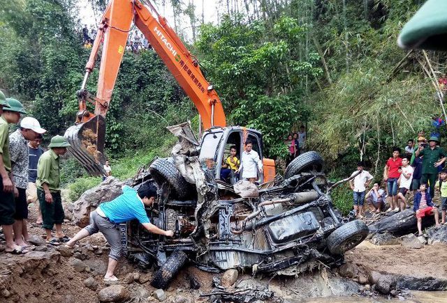 Cận cảnh chiếc ô tô chở cán bộ biên phòng bị lũ cuốn trôi được tìm thấy sau 2 năm