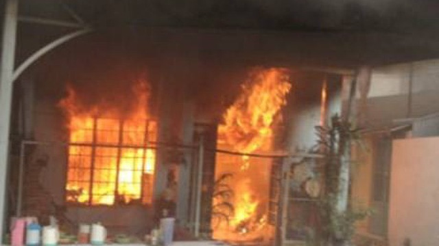 Nghịch tử đốt nhà bố mẹ vì không lấy được sổ hộ khẩu