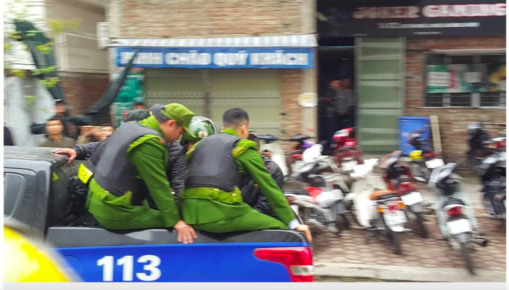 Nam thanh niên khỏa thân vác dao làm náo loạn cả khu đô thị