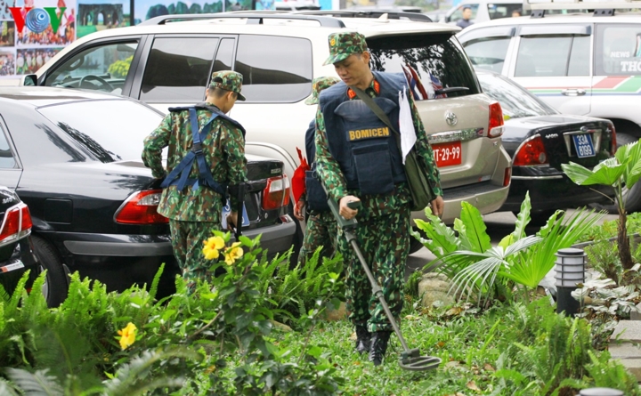 Công binh dò từng khóm hoa, bụi cỏ để chuẩn bị thượng đỉnh Mỹ - Triều