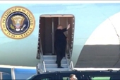 Tổng thống Mỹ Donald Trump lên chuyên cơ Air Force One tới Việt Nam