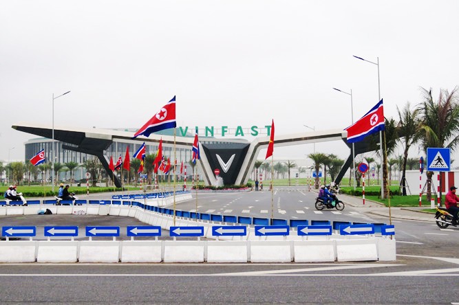 Hải Phòng và Quảng Ninh trang trí cờ hoa chờ đón ai