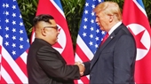 Cái bắt tay đầu tiên của ông Trump và ông Kim tại Hà Nội