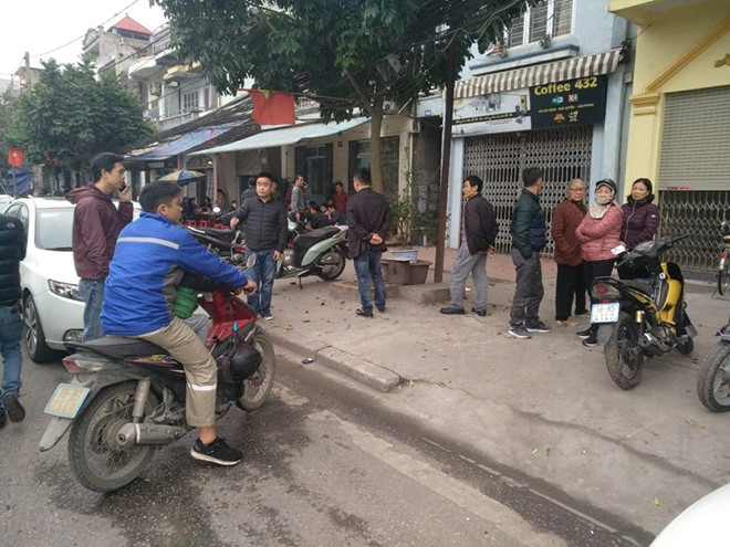 Nghi vợ cặp bồ, gã trai cầm rìu bổ vào đầu tình địch