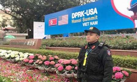 Chiến sĩ CSCĐ trả ví tiền cho người dân đánh rơi