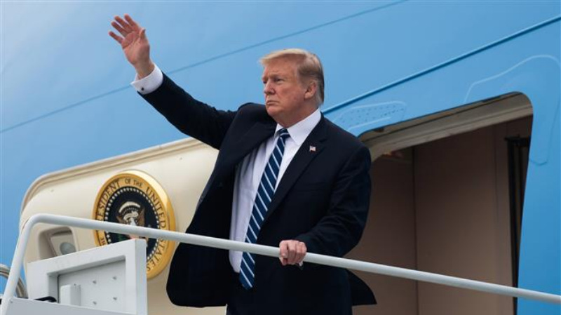 Tổng thống Donald Trump vẫy tay chào Việt Nam trước khi bay về nước