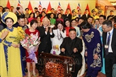 Chủ tịch Triều Tiên Kim Jong-un chơi thử nhạc cụ dân tộc Việt Nam