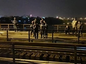 Tàu hàng đâm một thanh niên rơi từ cầu Long Biên xuống sông Hồng mất tích