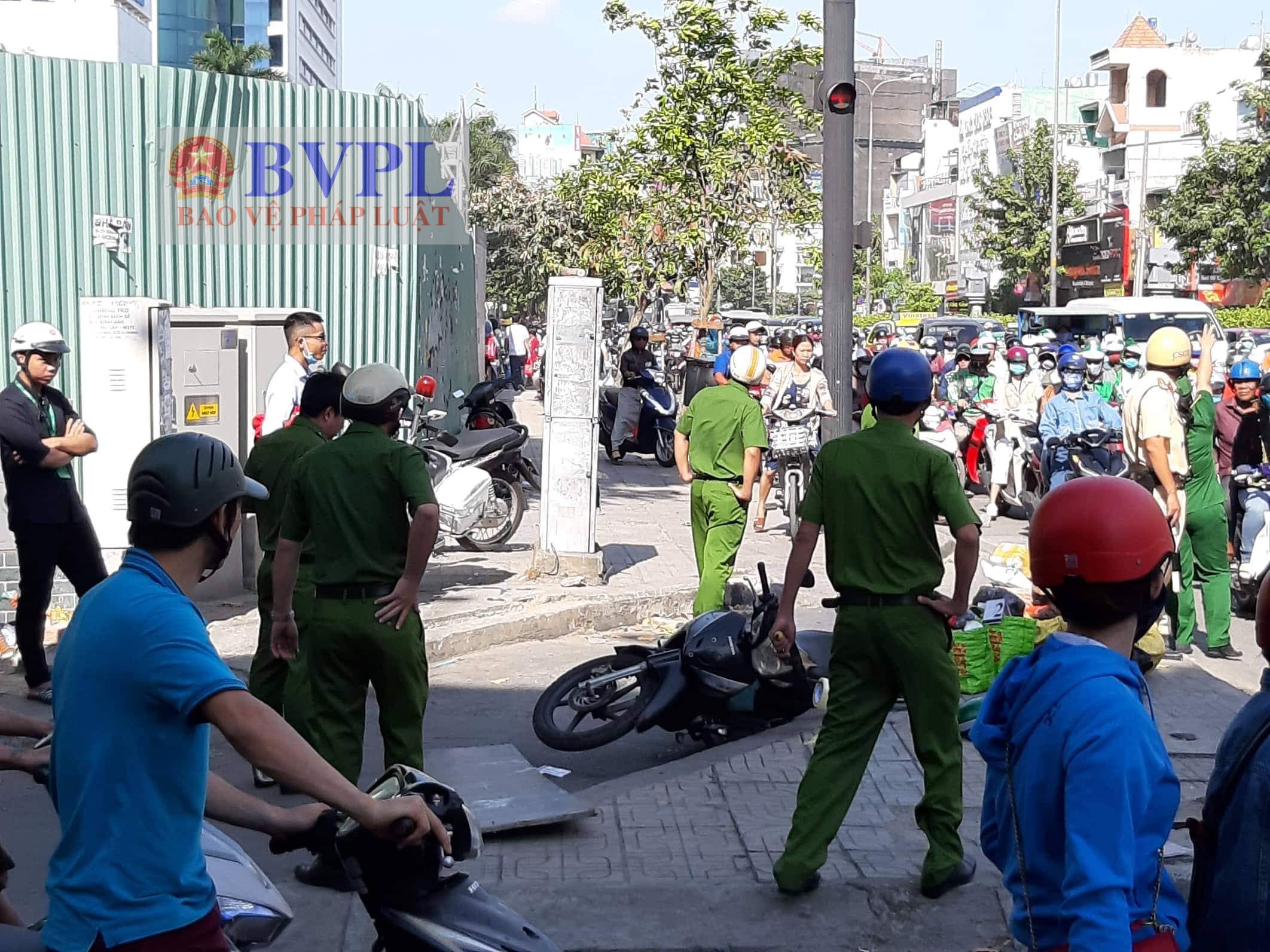 Hy hữu Nam thanh niên đi trên đường bị miếng ván “khủng” từ “trên trời” rơi trúng đầu