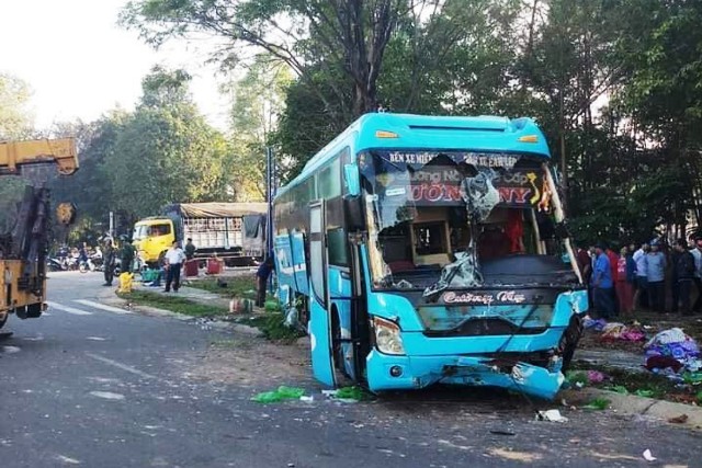 Xe khách chở hàng chục người lật ngang sau va chạm với xe tải