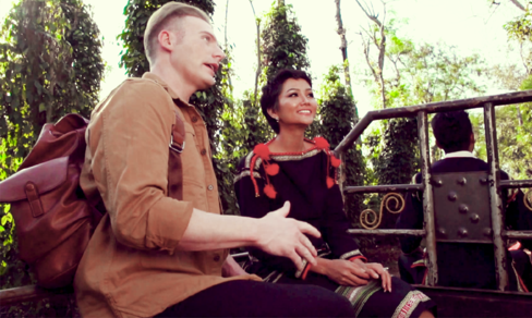 H’Hen Niê rạng rỡ ngồi xe công nông cùng chàng trai Tây Kyo York