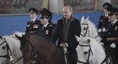 Tổng thống Putin gây bão vì cưỡi ngựa cùng nữ cảnh sát Nga