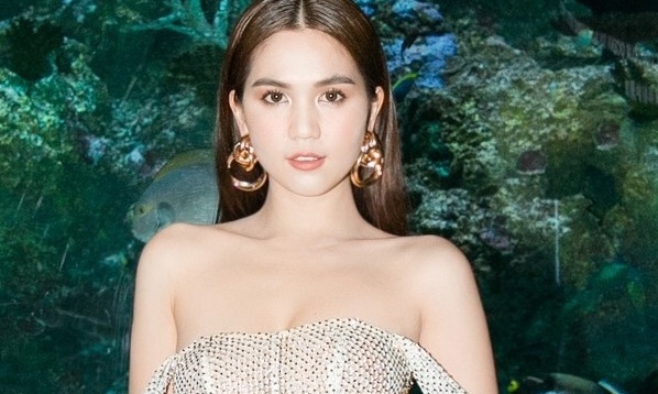 Ngọc Trinh mặc váy lưới xuyên thấu dự dạ tiệc ở Singapore
