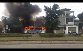 Xe chở công nhân ngành than bất ngờ phát nổ cháy dữ dội