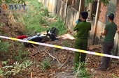 Người phụ nữ chết bất thường bên cạnh chiếc xe máy dưới mương nước