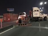 Xe container nổ lốp, tông loạn xạ trên cầu Sài Gòn