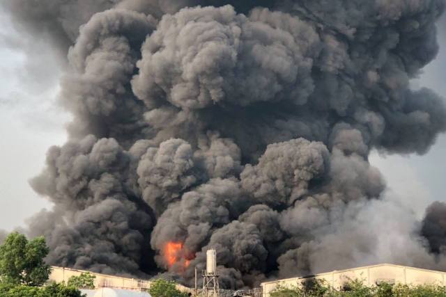 Rùng mình cột khói cao hàng trăm mét trong vụ cháy công ty sản xuất đèn cầy