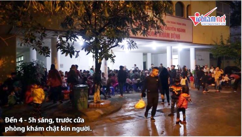 Hàng trăm em nhỏ xếp hàng trong mưa rét đợi xét nghiệm sán lợn từ 3h sáng