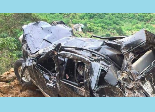 Bé gái thoát chết hy hữu trong ô tô nát bươm sau khi lao xuống vực sâu hàng trăm mét