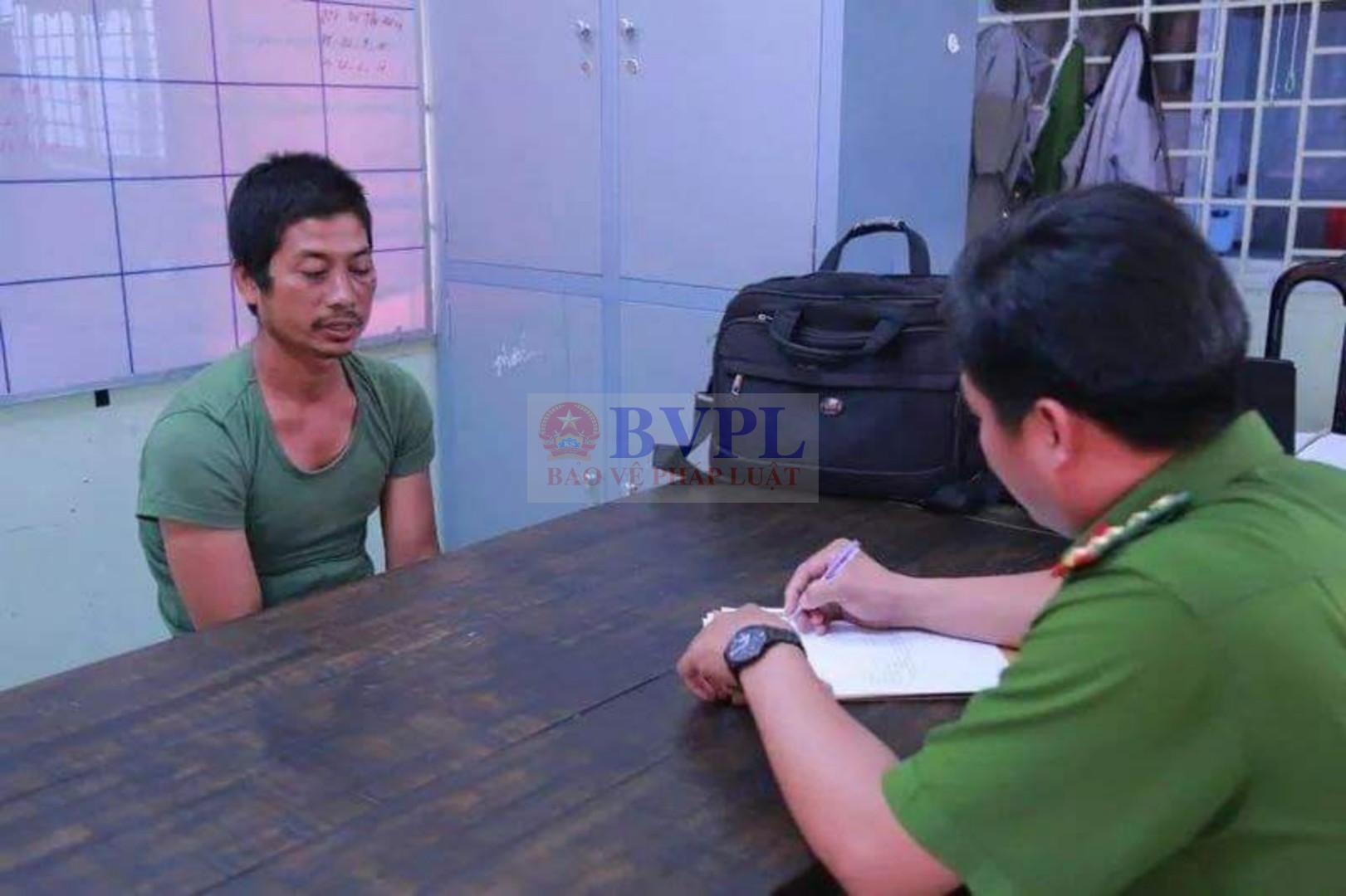 Hung hãn cầm dao đe dọa để cướp ô tô giữa phố