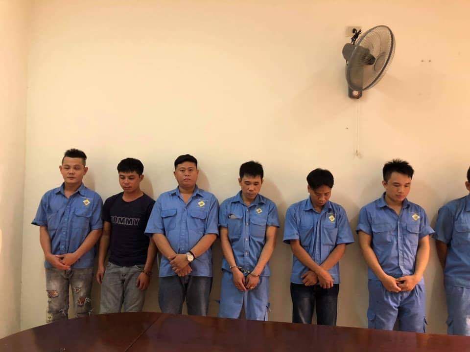 Nhóm công nhân chọn nhà vệ sinh làm chiếu bạc sát phạt nhau